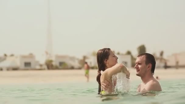 Эротический фильм женщины купают парней видео знаменитости