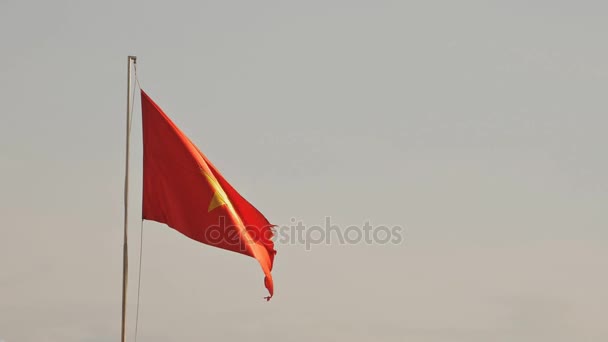 Tringle En Métal Avec Brandissant La Bannière Drapeau Rouge Avec Ciel Détoile Jaune Bleu Avec Des Nuages En Arrière Plan Texture Ridée Drapeau National Du Vietnam Pays Populaire Pour Le