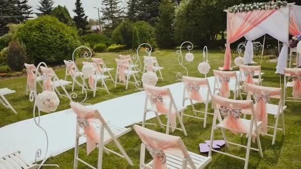 sillas blancas con una tela ligera decorativa al aire libre en la