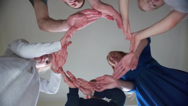 円陣手を重ねてストック動画 ロイヤリティフリー円陣手を重ねて動画 Depositphotos