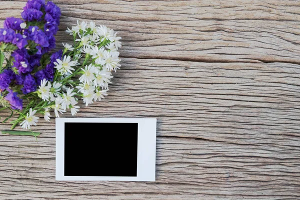 Arka plan için çiçekli eski ahşap fotoğrafı için çerçeve.