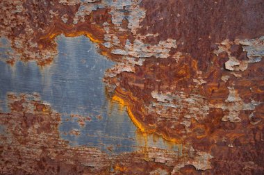 paslı metal plaka gri boya kalıntıları ile