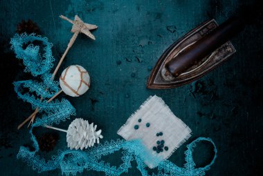 Vintage. Tatil için hazırlık - eski demir, Noel süslemeleri - dantel, yıldız, top, yumru. üst görünüm