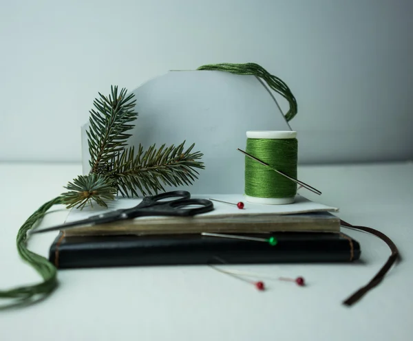 Natal, ano novo. Preparação para as férias - caderno, tesoura, fio, fita de seda, ramo de abeto . — Fotografia de Stock
