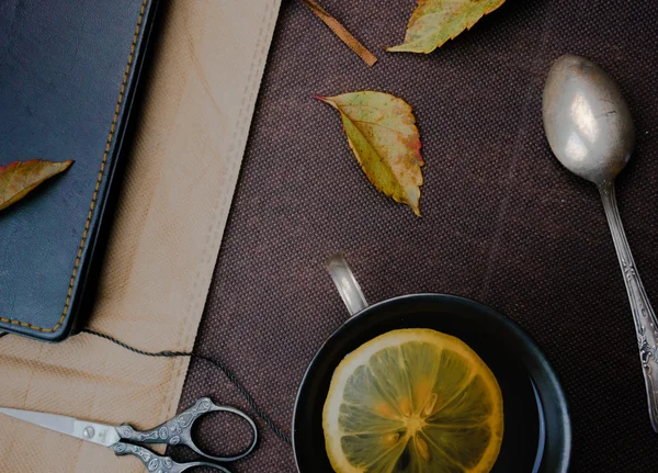 Ainda vida. vintage. caderno, chá de limão, uma colher de prata no papel. close-up — Fotografia de Stock