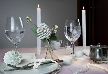 zarif Tablo ayarı. Noel. Romantik akşam yemeği - masa örtüsü, çatal bıçak takımı, mumlar, çiçekler, tomurcukları.