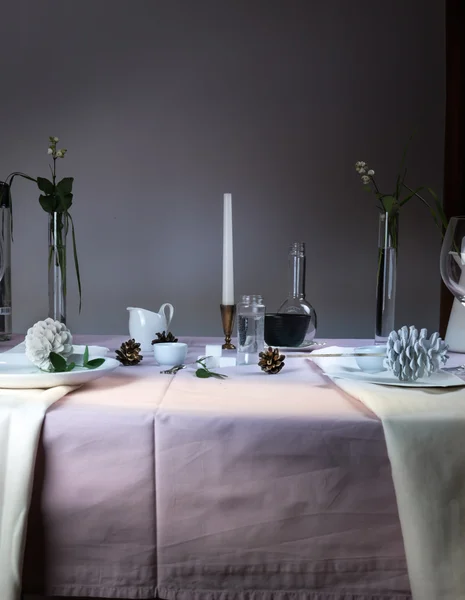 Елегантна обстановка столу. Різдво. романтична вечеря - скатертина, столові прибори, свічки, квіти, бутони . — стокове фото
