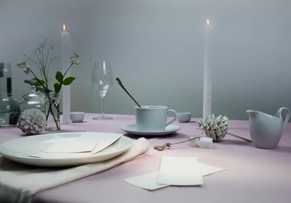 Натюрморт элегантная сервировка стола. скатерть, свечи, антикварный фарфор - чашка, блюдце — стоковое фото