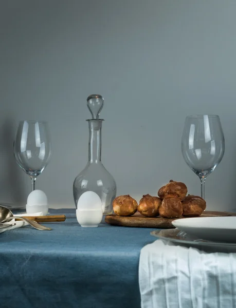 Natürmort. rustik yemek. eski Şam, gözlük, çörekler mavi masa örtüsü ile masada — Stok fotoğraf
