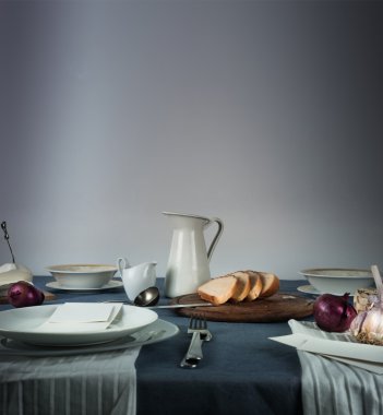 Natürmort. sürahi, topuz, soğan, sarımsak üzerinde mavi bir masa örtüsü