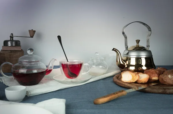 Still life. coffee mill, hibiscus tea, buns on a blue tablecloth — Φωτογραφία Αρχείου