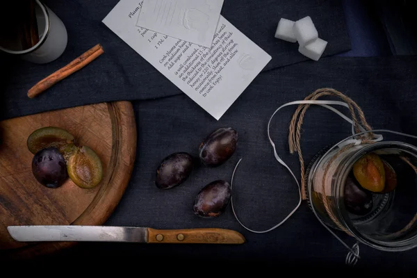 Zoete zelfgemaakte pruimen jam en fruit op een houten tafel. bovenaanzicht — Stockfoto