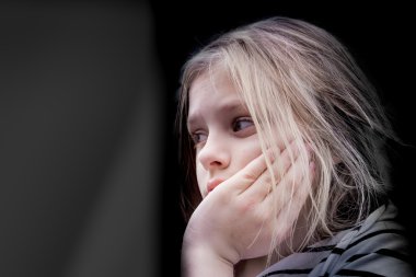 kız öğrenci düşünme pencere açılış arka plan üzerinde oturan sevimli küçük kız