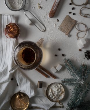 Yeni yıl kartı. Noel ağacı buğday unu ve süslemeler yapılmış. Üstten Görünüm. yükü yatay.