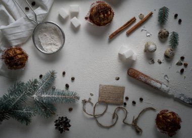 Yeni yıl kartı. Noel ağacı buğday unu ve süslemeler yapılmış. Üstten Görünüm. yükü yatay.