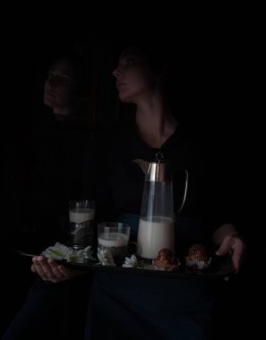 küçük Hollanda tarzı natürmort. tepsi sürahi süt ve kek ile tutan bir kadın. Vintage