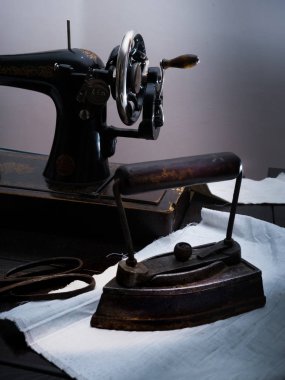 Klasik retro tarzı el dikiş makinesi, makas, kumaş ve eski,, demir iş için hazır