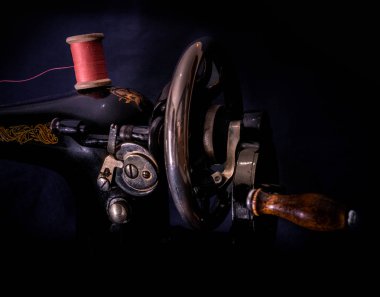 Klasik retro tarzı el dikiş makinesi çalışmaya hazır. Çiçek desenleri ile metalden yapılmış eski olduğunu