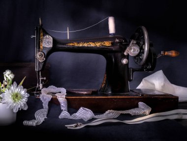 Klasik retro tarzı el dikiş makinesi, makas, kumaş ve Kasımpatı iş için hazır