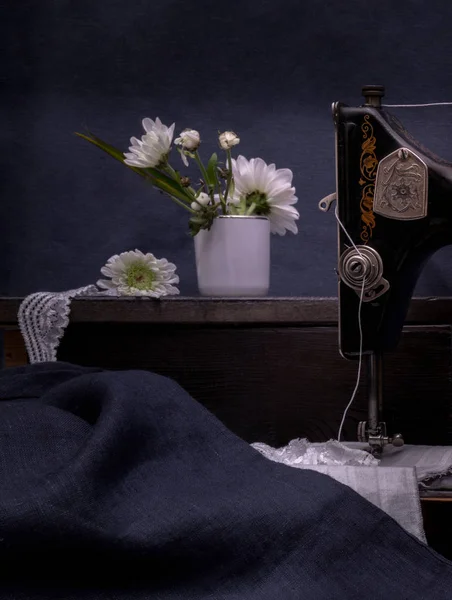 Klassieke retro stijl handmatige naaimachine klaar voor werk, schaar, stof en chrysant — Stockfoto