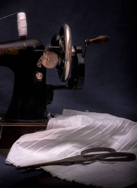 Máquina de coser manual de estilo retro clásica lista para el trabajo, tijeras, tela y viejo —  Fotos de Stock