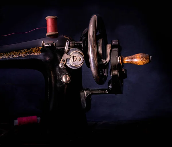 Máquina de coser manual clásica de estilo retro lista para trabajar. El es viejo hecho de metal con patrones florales —  Fotos de Stock