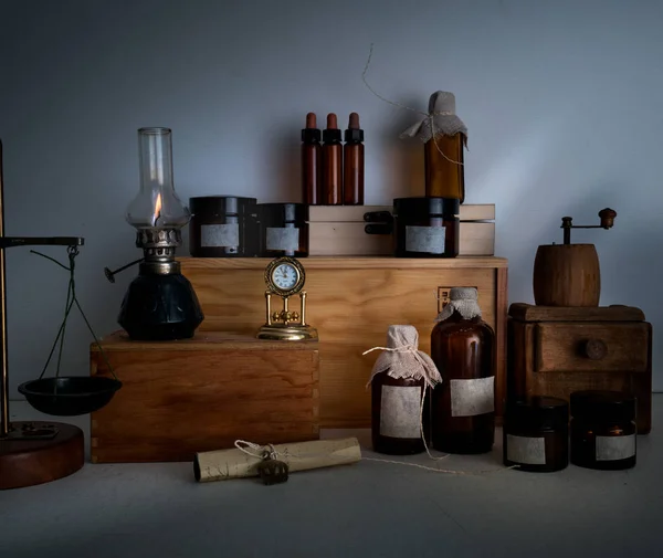 Alchemy lab. şişe, kavanoz, ölçekler, ahşap raf bir gaz lambası