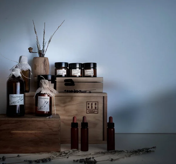 Oude apotheek. flessen en potjes op houten planken — Stockfoto