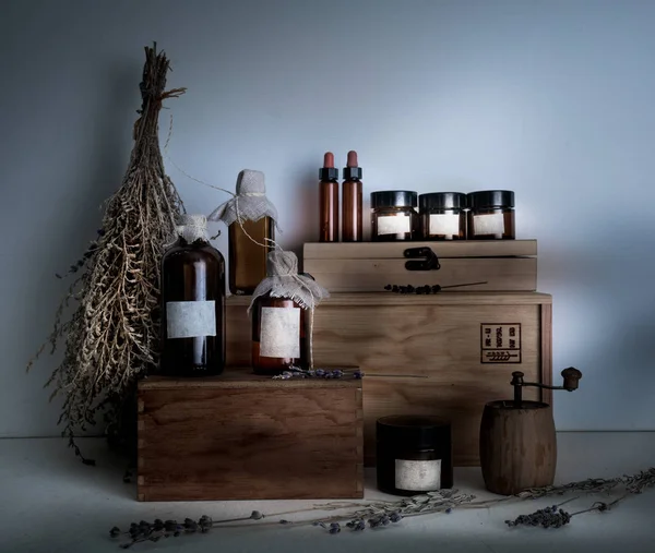 Oude apotheek. flessen, potten, gedroogde alsem boeket op houten planken — Stockfoto