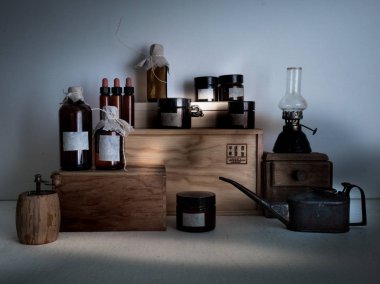 Alchemy lab. şişe, kavanoz, ölçekler, ahşap raf bir gaz lambası