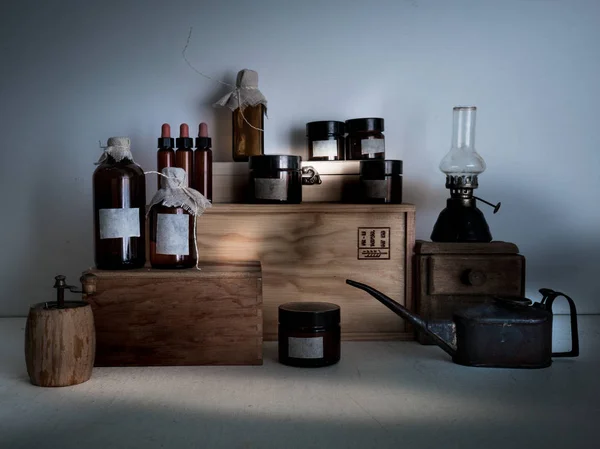 Alchemy lab. şişe, kavanoz, ölçekler, ahşap raf bir gaz lambası