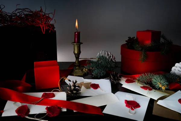 Weihnachten Hintergrund mit Tannenbaum und Geschenkschachteln über Holz. Briefe Einladungen Weihnachtsmann — Stockfoto
