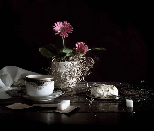 Stilleven. Roze gerbera in een pot, de oude kopje thee, kwark op rustieke tafel. zwarte achtergrond — Stockfoto