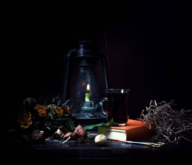 Natürmort. Küçük Dutch. bir buket gül ve ahşap masa koyu arka plan üzerine kitap gaz lambası