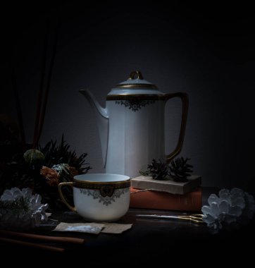 Natürmort. mum bronz şamdan, Kupası, turuncu buket gül, izle. gece