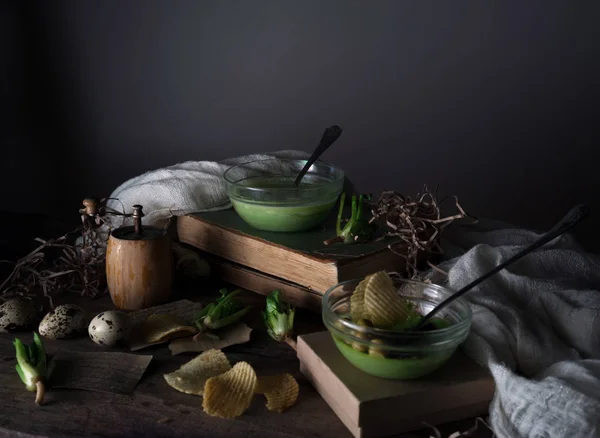 Vintage, Provenza. sopa de espinacas en un tazón de vidrio sobre una mesa rústica áspera. patatas fritas, huevo de codorniz . — Foto de Stock