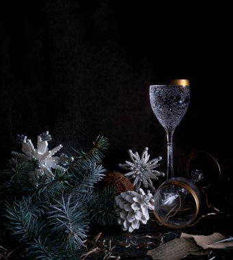 Noel, yeni yıl. sepet çam dalları ve vintage şampanya bardağı.