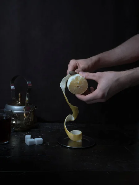 ahşap tablo Tarih temiz limon çay töreni Mens elle. siyah arka plan