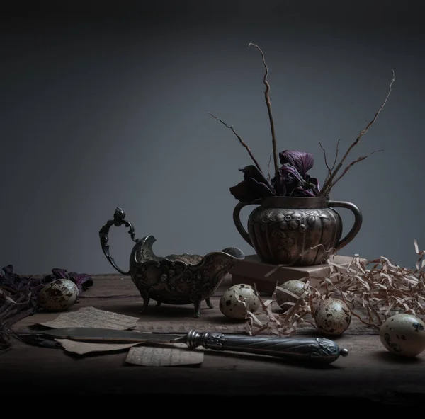 Stilleven. collectie van antieke zilveren objecten op een houten tafel. zwarte achtergrond — Stockfoto