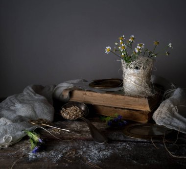 Kitaplar vintage bir rustik ahşap raf papatyalardan buket ile yalan. Ülke natürmort.