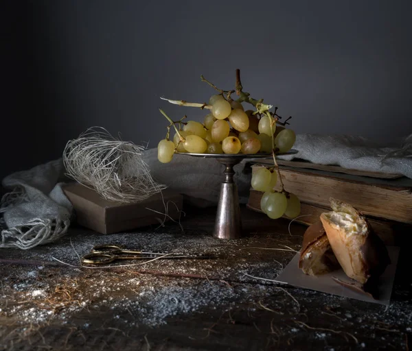 Bodegón, vintage. bandeja de plata con uvas, pastel, cortinas — Foto de Stock