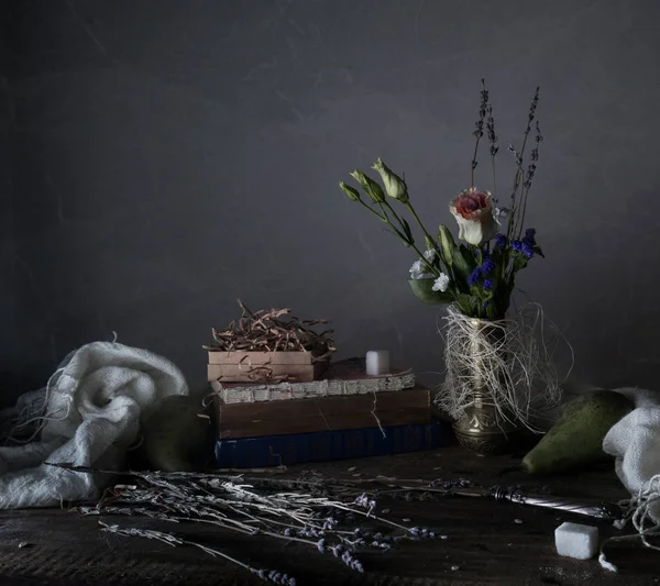 Stilleven, vintage. oude boeken, boeket bloemen, gordijnen op een houten tafel. donkere achtergronden — Stockfoto