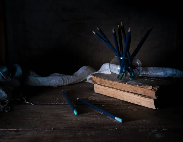 Natura morta. matite acquerello sul vecchio tavolo di legno. fondo scuro, annata — Foto Stock