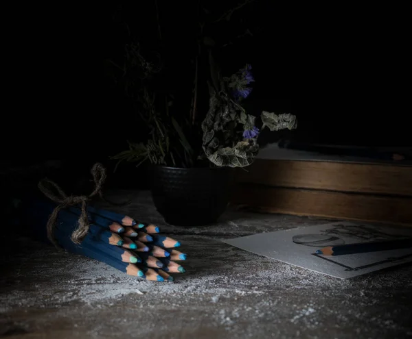 Stillleben. Aquarellstifte auf dem alten Holztisch. dunkler Hintergrund, Jahrgang — Stockfoto