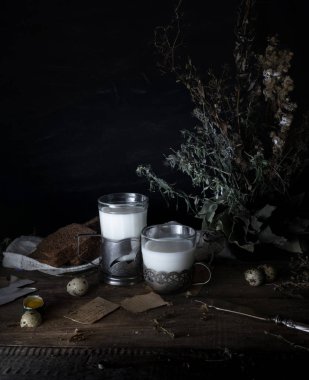 natürmort. Vintage. ahşap masa üzerinde bir köy kahvaltı. süt, ekmek, yumurta. siyah arka plan