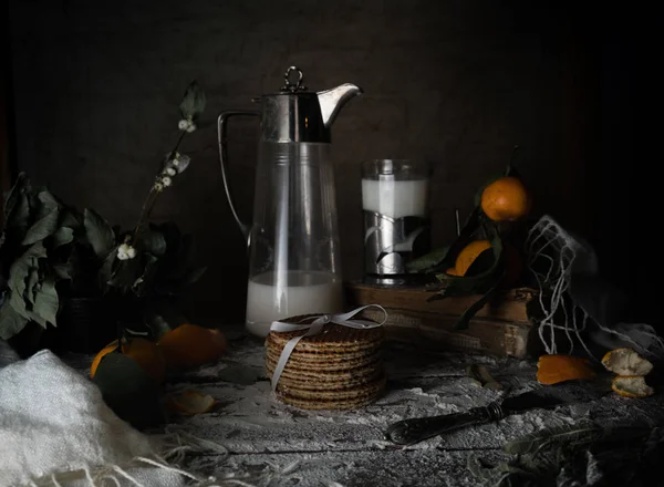 Stilleven, vintage. mandarijnen, tangerine segmenten, oud Melkkannetje, glas op een houten tafel. — Stockfoto