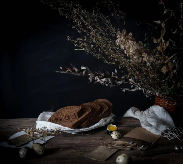 Натюрморт винтажный. простой деревенский завтрак на деревянном столе. хлеб, яйца. черный фон — стоковое фото