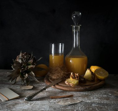 Natürmort. ananas, limon, tropikal meyve suyu, ahşap bir masa üzerinde eski gümüş bıçak