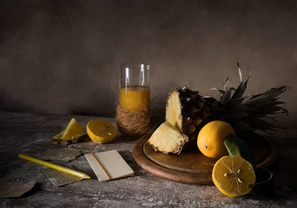 Stilleven. citroen, tropische ananassap, oude zilveren mes op een houten tafel — Stockfoto