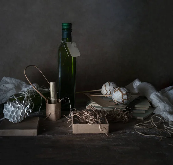 Natürmort, vintage. bir etiket, kutu, eşarp, dekor ahşap masa üzerinde şişesiyle. koyu arka plan. metin için yer